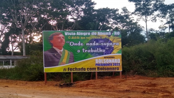 Outdoor com foto e declaração de apoio a Bolsonaro é instalado na cabeceira da ponte do Madeira